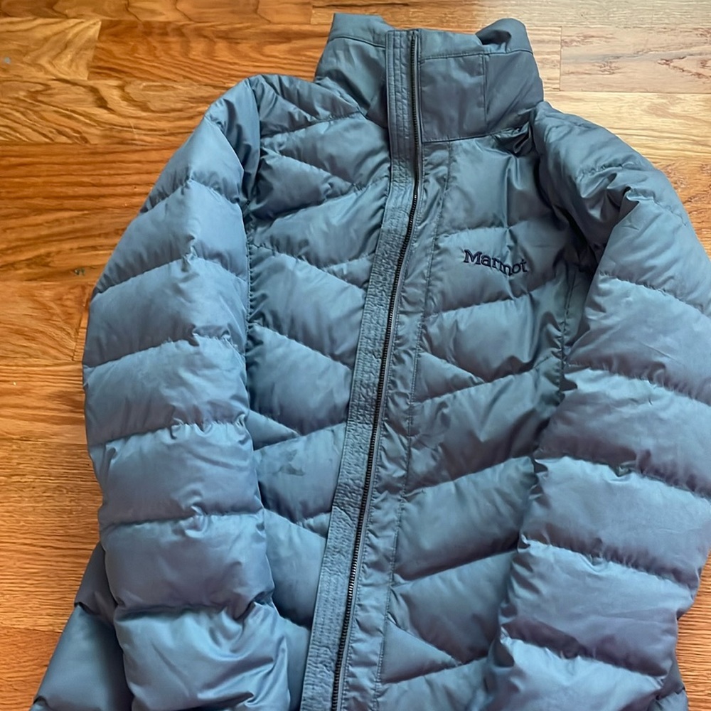 Marmot women’s winter jacket. It’s in absolute pristine condition. wore it once